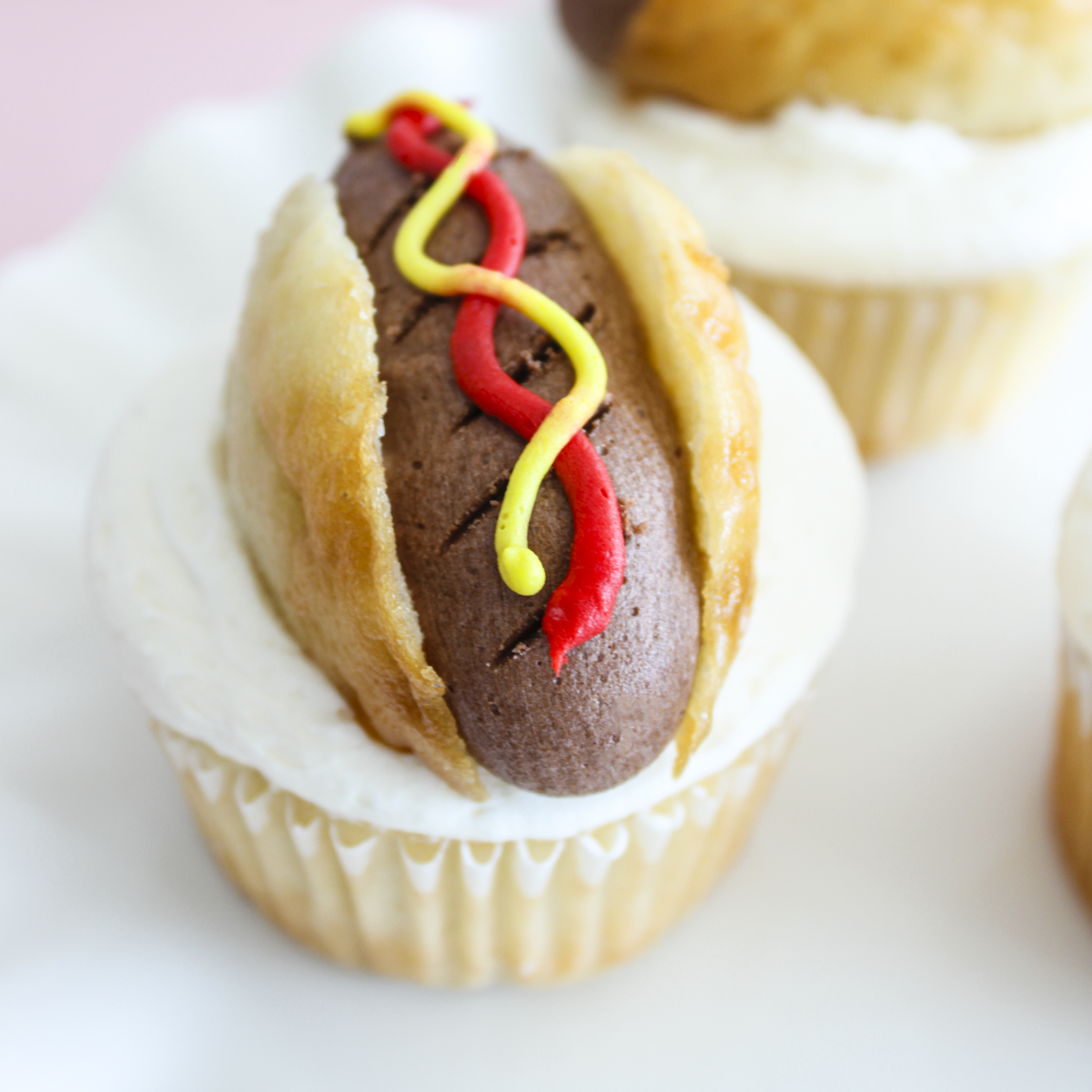 6 Hot Dog Cupcakes